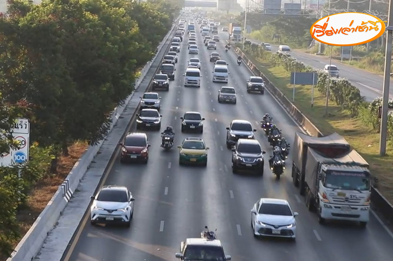 เริ่มแล้วคนแห่กลับบ้านเทศกาลปีใหม่ 2566 รถแน่นทุกเลน มองอีกฝั่งเหมือนอยู่อีกโลก