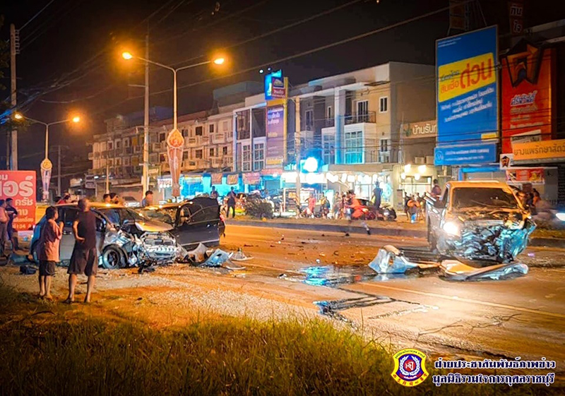 สลดกลางดึก อุบัติเหตุหมู่ รถชนกันยับ 6 คันรวด เจ็บ 8 ราย ดับ 2 ศพ เร่งเช็กต้นเหตุ 
