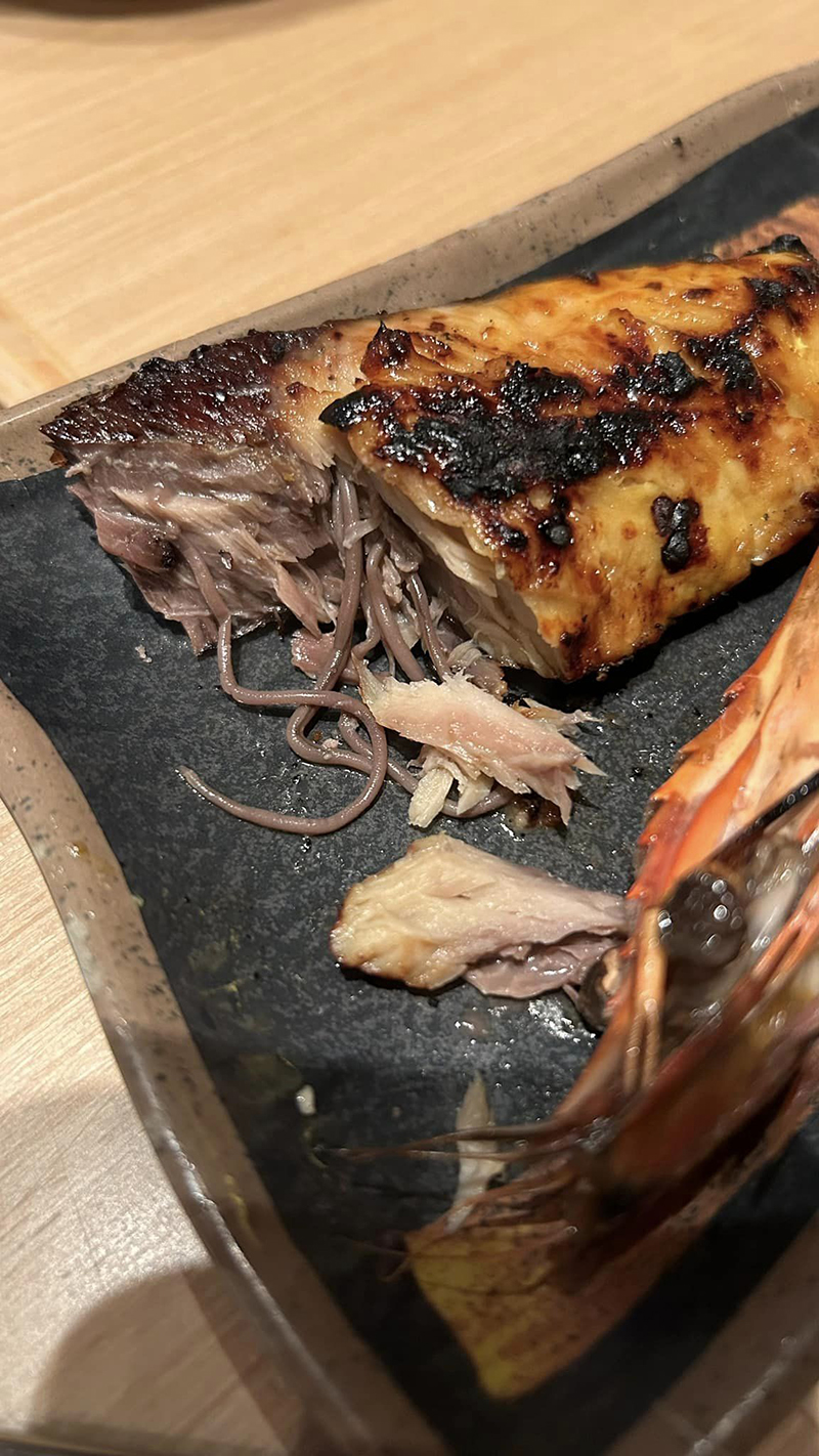 คู่รักสะพรึง สั่งปลาย่างมากิน กัดแล้วมันคาว ๆ เห็นเนื้อในจานรีบคายทิ้ง เส้นเน้น ๆ