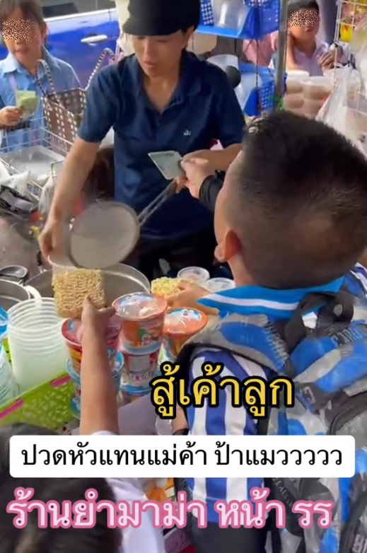 อร่อยถูกใจ ! แม่ค้าหัวจะปวด นักเรียนตัวน้อยรุมสั่งยำกันวุ่น แห่ชื่นชมความแยกประสาท