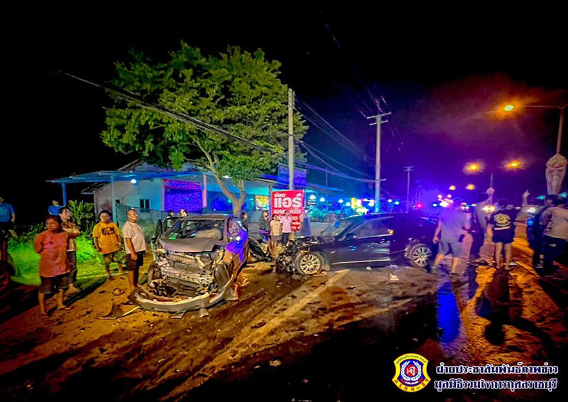 สลดกลางดึก อุบัติเหตุหมู่ รถชนกันยับ 6 คันรวด เจ็บ 8 ราย ดับ 2 ศพ เร่งเช็กต้นเหตุ 
