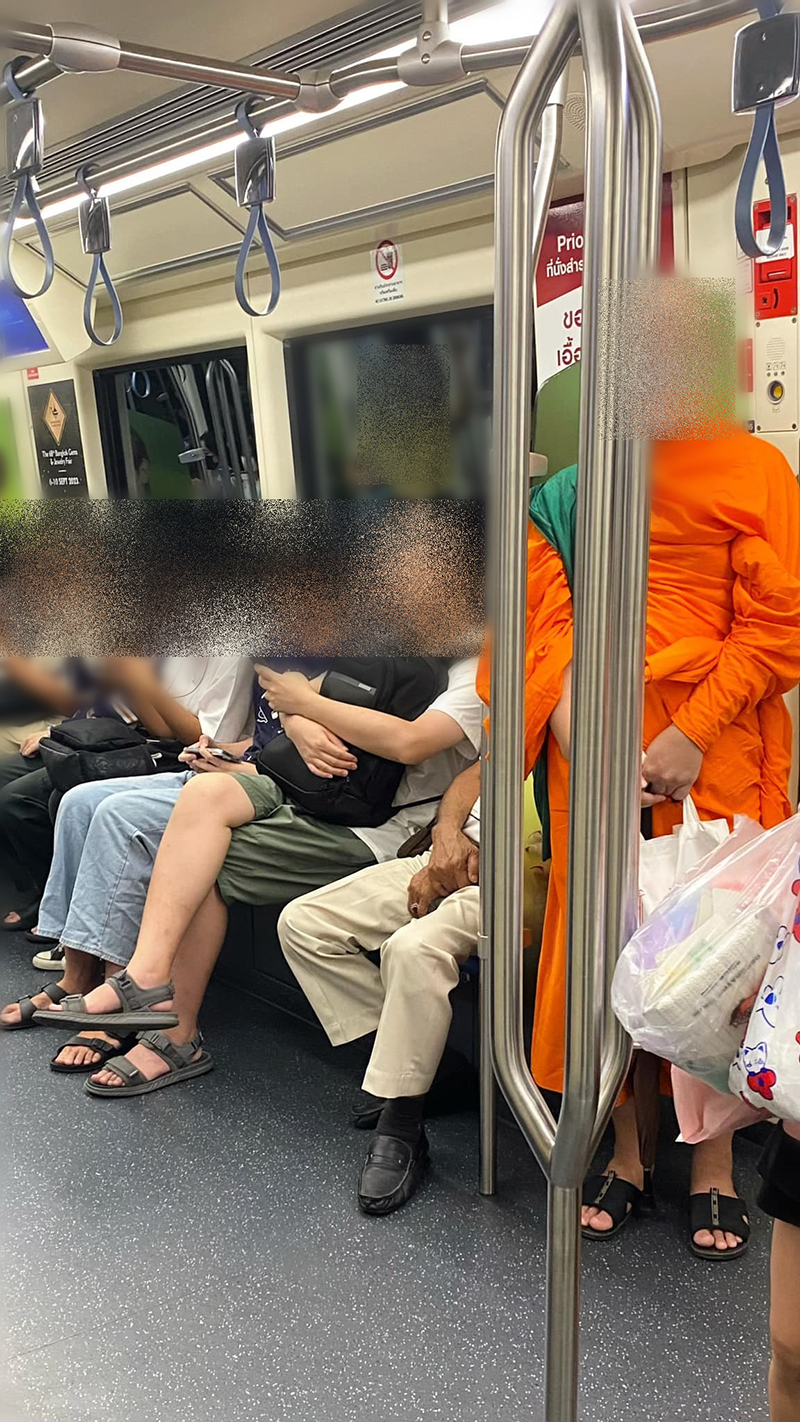 คนโพสต์รูปพระยืนบนรถไฟฟ้า ใกล้ที่นั่งพิเศษ แต่ไม่มีคนลุกให้ เจอทัวร์ย้อนใส่-ถกสนั่น !