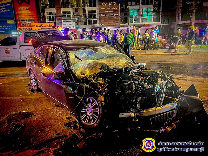 สลดกลางดึก อุบัติเหตุหมู่ รถชนกันยับ 6 คันรวด เจ็บ 8 ราย ดับ 2 ศพ เร่งเช็กต้นเหตุ 