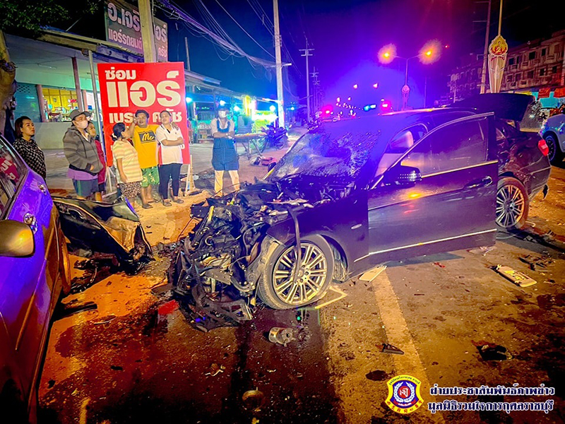 สลดกลางดึก อุบัติเหตุหมู่ รถชนกันยับ 6 คันรวด เจ็บ 8 ราย ดับ 2 ศพ เร่งเช็กต้นเหตุ 
