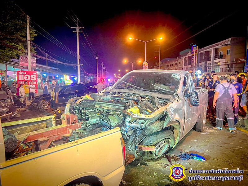 สลดกลางดึก อุบัติเหตุหมู่ รถชนกันยับ 6 คันรวด เจ็บ 8 ราย ดับ 2 ศพ เร่งเช็กต้นเหตุ 