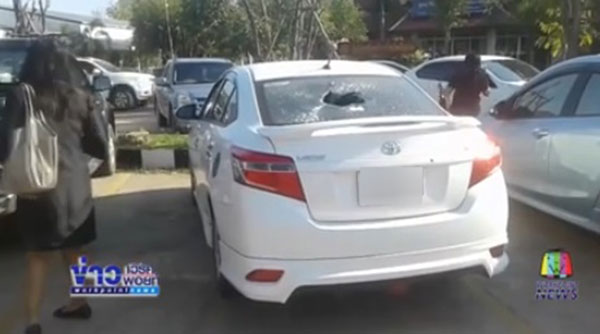 คนร้ายทุบกระจกรถเก๋งพังยับ