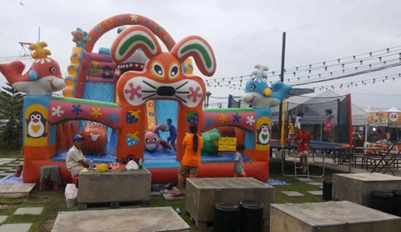 พายุถล่มตลาดนัดยามเย็น