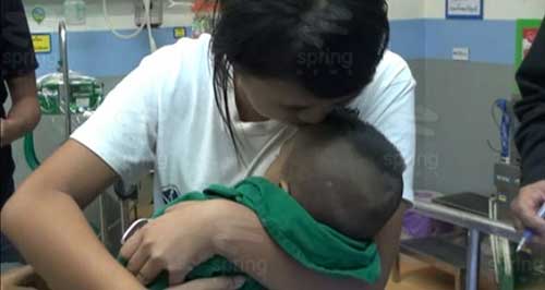 ใจสลาย! เด็ก 1 ขวบ จับประตูเหล็กร้านค้า ถูกไฟช็อตดับต่อหน้าพ่อแม่ 