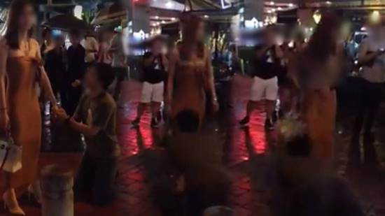 หนุ่มคุกเข่าขอคืนดีแฟนเก่า แต่ดันดึงชุดเธอหลุดโชว์อกล่อนจ้อน