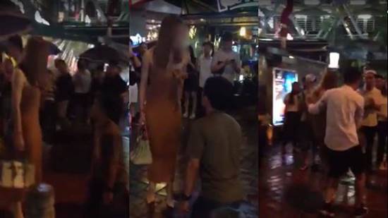 หนุ่มคุกเข่าขอคืนดีแฟนเก่า แต่ดันดึงชุดเธอหลุดโชว์อกล่อนจ้อน