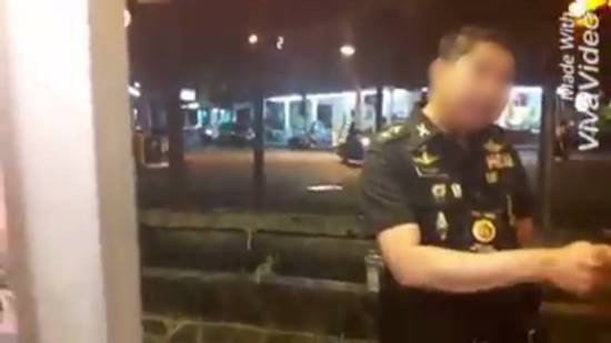 คลิปทหารบุกข่มขู่ชาวบ้าน คาด จีบน้องสาวเจ้าของร้านไม่ติด