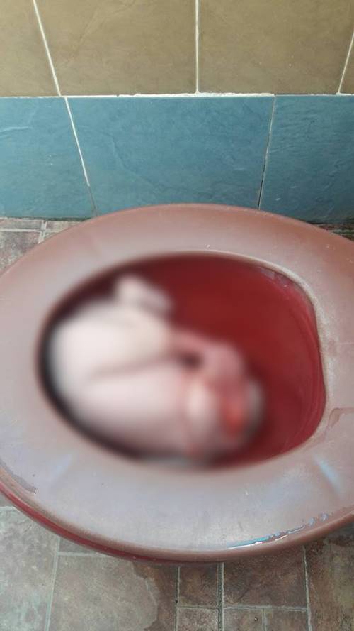 ทารกน้อยเพิ่งคลอดถูกแม่ใจร้ายทิ้งชักโครก เคราะห์ดีมีคนมาช่วยทัน