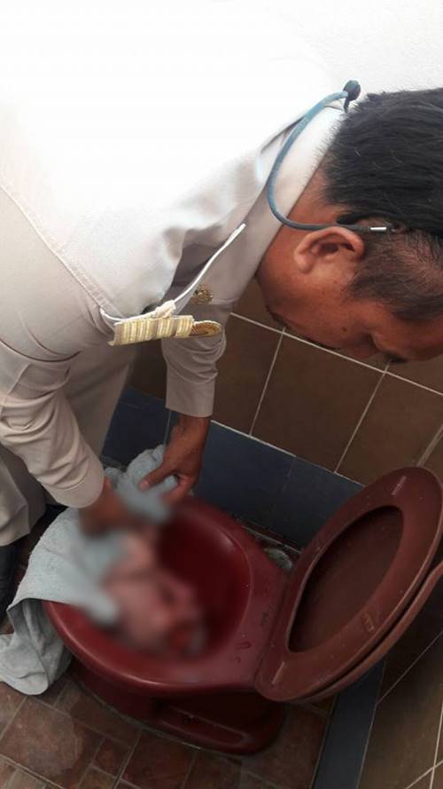 ทารกน้อยเพิ่งคลอดถูกแม่ใจร้ายทิ้งชักโครก เคราะห์ดีมีคนมาช่วยทัน