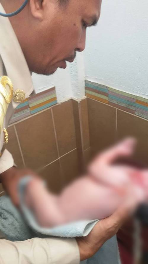 ทารกน้อยเพิ่งคลอดถูกแม่ใจร้ายทิ้งชักโครก เคราะห์ดีมีคนมาช่วยทัน