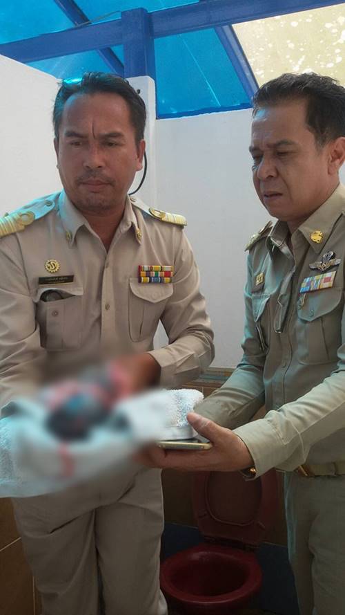 ทารกน้อยเพิ่งคลอดถูกแม่ใจร้ายทิ้งชักโครก เคราะห์ดีมีคนมาช่วยทัน