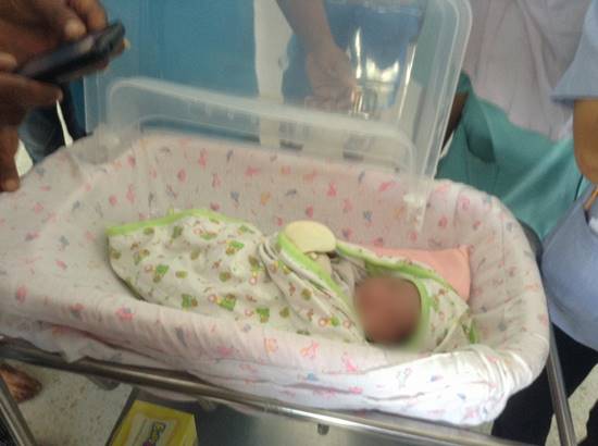 ทารกน้อยเพิ่งคลอดถูกแม่ใจร้ายทิ้งชักโครก เคราะห์ดีมีคนมาช่วยทัน