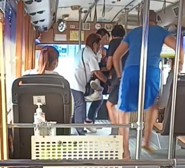 รถเมล์สาย 84 ช่วยเด็กนักเรียน