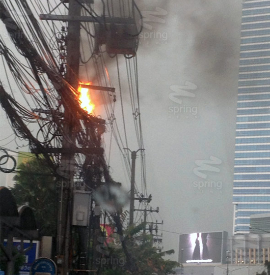ไฟไหม้เสาไฟฟ้า