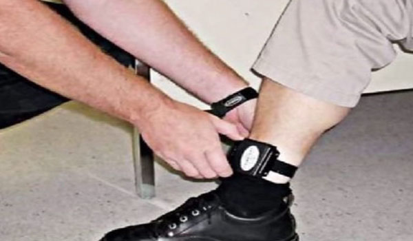 ศาลสั่งสวมกำไล EM คุมประพฤติคนขับแท็กซี่เมาซิ่ง จยย.