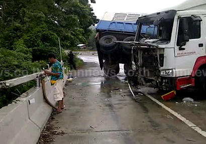 ภรรยาป้อนข้าวสามี ถนนลื่นรถพลิกคว่ำหวิดดับ