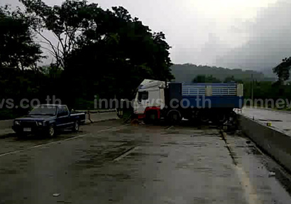 ภรรยาป้อนข้าวสามี ถนนลื่นรถพลิกคว่ำหวิดดับ