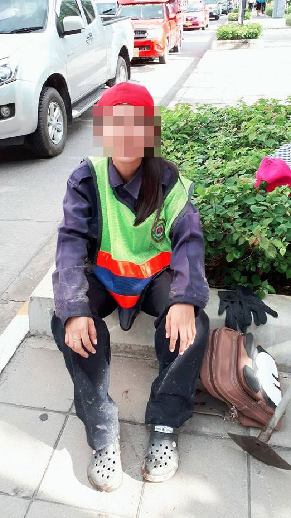 สาวจบ ป.ตรี ทำงานกวาดถนน