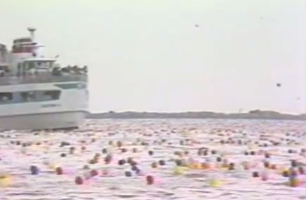 อุทาหรณ์เตือนใจ เมื่อลูกโป่ง 1.5 ล้านลูกลอยในท้องฟ้า หายนะก็เกิดขึ้น