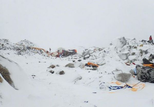 เหตุหิมะถล่มเขาเอเวอร์เรสต์ เสียชีวิตแล้ว 17 เจ็บ 61 ราย ผู้สูญหายยังประเมินไม่ได้  