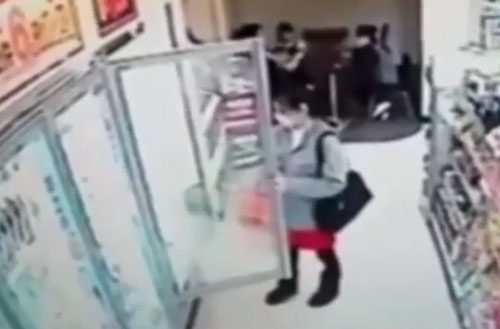 โอ้โห อึ้งสุด คลิปสาวจีนแอบเลียไอติมในซูเปอร์มาร์เกต แล้วเก็บที่เดิม