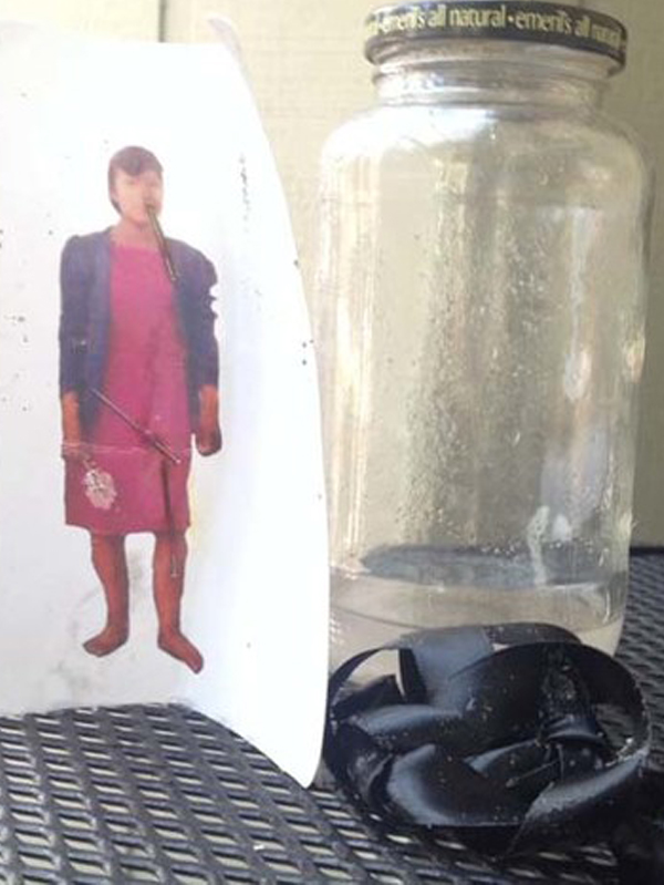 หญิงคนหนึ่งเจอขวดปริศนาบนชายหาด แต่เมื่อเปิดออกดูก็ถึงกับผงะ