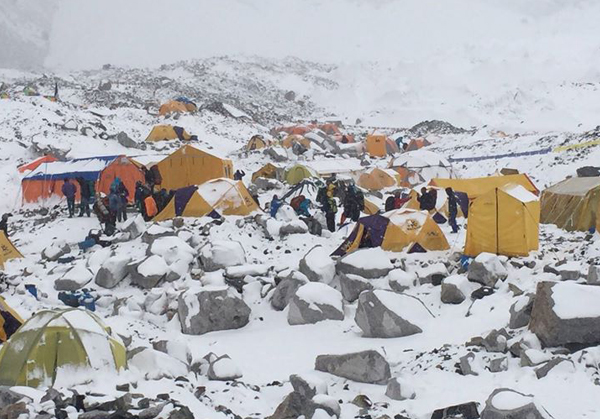 เหตุหิมะถล่มเขาเอเวอร์เรสต์ เสียชีวิตแล้ว 17 เจ็บ 61 ราย ผู้สูญหายยังประเมินไม่ได้