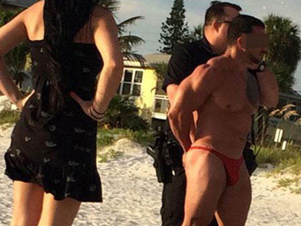 คู่รักร้อนฉ่าส่อติดคุก 15 ปี หลังมีเซ็กส์บนชายหาดกลางวันแสก ๆ