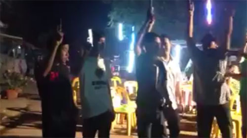 แชร์สนั่น ! คลิปกลุ่มชายฉกรรจ์ยิงปืนขึ้นฟ้าฉลองปีใหม่ที่นครปฐม