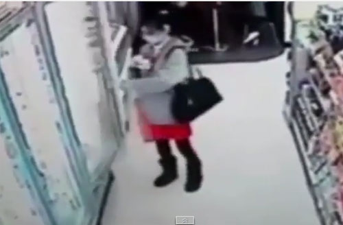 โอ้โห อึ้งสุด คลิปสาวจีนแอบเลียไอติมในซูเปอร์มาร์เกต แล้วเก็บที่เดิม