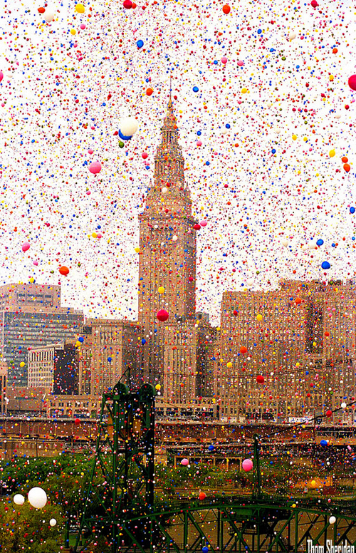 อุทาหรณ์เตือนใจ เมื่อลูกโป่ง 1.5 ล้านลูกลอยในท้องฟ้า หายนะก็เกิดขึ้น