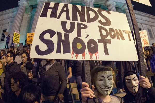 ชาวอเมริกันลุกฮือประท้วง 170 เมือง กรณีไม่ฟ้อง ตร.ยิงหนุ่มผิวสี