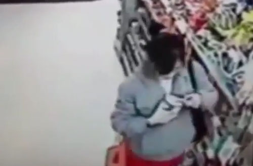 โอ้โห อึ้งสุด คลิปสาวจีนแอบเลียไอติมในซูเปอร์มาร์เกต แล้วเก็บที่เดิม