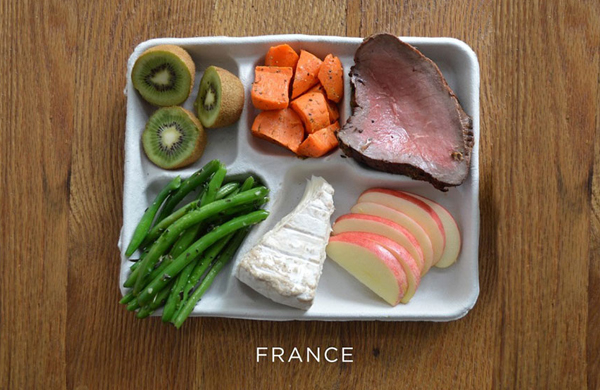 ย้อนสมัยข้าวถาดหลุมวัยเด็ก มาดูหน้าตาอาหารกลางวันจากโรงเรียนทั่วโลกกันเถอะ