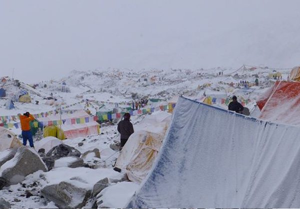 เหตุหิมะถล่มเขาเอเวอร์เรสต์ เสียชีวิตแล้ว 17 เจ็บ 61 ราย ผู้สูญหายยังประเมินไม่ได้