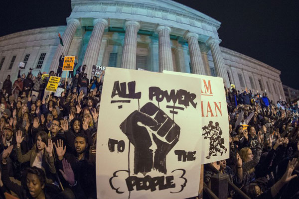 ชาวอเมริกันลุกฮือประท้วง 170 เมือง กรณีไม่ฟ้อง ตร.ยิงหนุ่มผิวสี