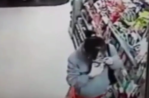 โอ้โห อึ้งสุด คลิปสาวจีนแอบเลียไอติมในซูเปอร์มาร์เกต แล้วเก็บที่เดิม