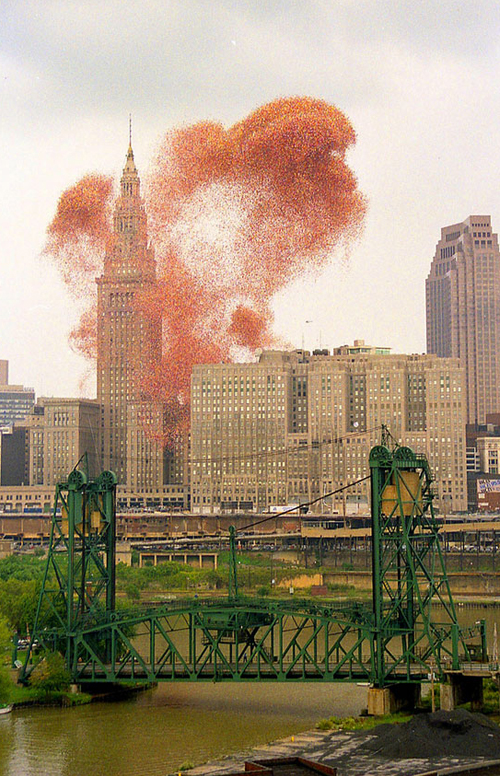 อุทาหรณ์เตือนใจ เมื่อลูกโป่ง 1.5 ล้านลูกลอยในท้องฟ้า หายนะก็เกิดขึ้น