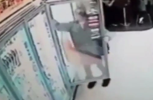 โอ้โห อึ้งสุด คลิปสาวจีนแอบเลียไอติมในซูเปอร์มาร์เกต แล้วเก็บที่เดิม