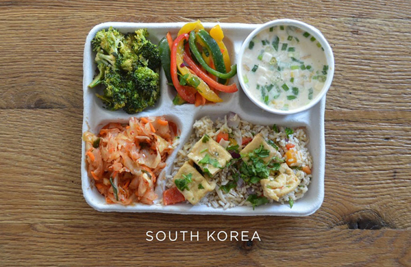 ย้อนสมัยข้าวถาดหลุมวัยเด็ก มาดูหน้าตาอาหารกลางวันจากโรงเรียนทั่วโลกกันเถอะ