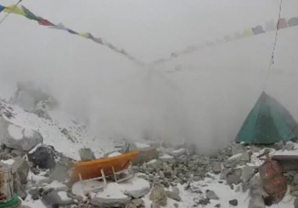 เหตุหิมะถล่มเขาเอเวอร์เรสต์ เสียชีวิตแล้ว 17 เจ็บ 61 ราย ผู้สูญหายยังประเมินไม่ได้