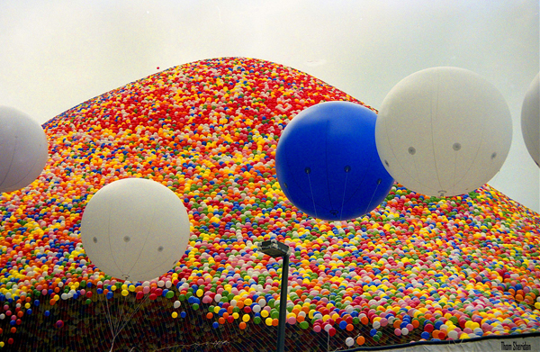 อุทาหรณ์เตือนใจ เมื่อลูกโป่ง 1.5 ล้านลูกลอยในท้องฟ้า หายนะก็เกิดขึ้น