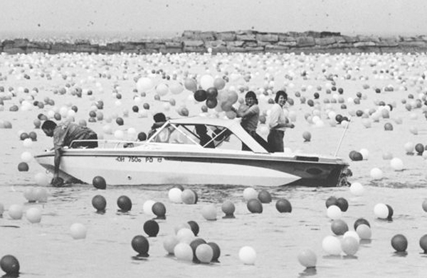 อุทาหรณ์เตือนใจ เมื่อลูกโป่ง 1.5 ล้านลูกลอยในท้องฟ้า หายนะก็เกิดขึ้น