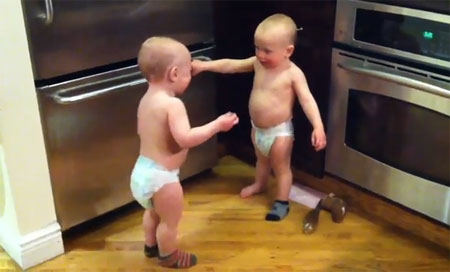 คลิป เด็กแฝดคุยกัน