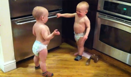 คลิป เด็กแฝดคุยกัน