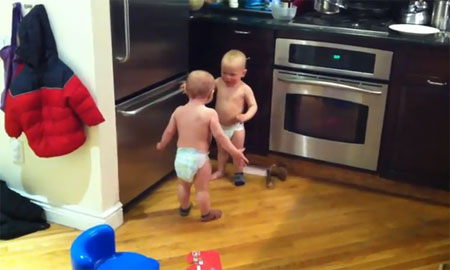 คลิป เด็กแฝดคุยกัน